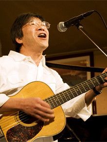 <strong>藤本すすむ</strong> 53歳●1954年、新潟県生まれ。横浜市立大学商学部卒。高校時代にフォークグループを結成。20代半ばからライブハウスで歌い始める。いくつものアルバイトを経験し、94年、行政書士事務所を開業。国内・国外と多くの旅をし、昨年はトルコでもステージに立った。