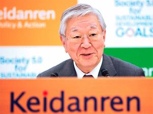 就活ルール廃止に関して記者会見する中西宏明経団連会長(2018年)。