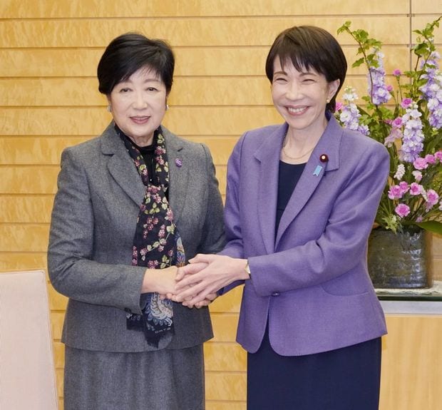 少子化対策などについての会談前に東京都の小池百合子知事(左)と握手する高市早苗首相=2026年1月22日、首相官邸