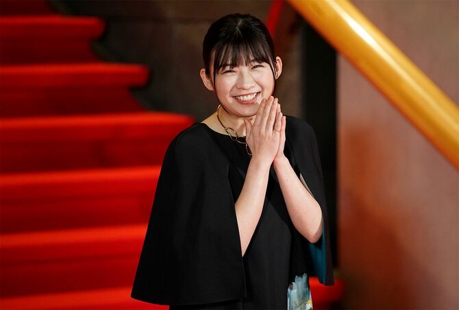 2021年10月30日、東京国際映画祭のオープニングセレモニーに出席する前、レッドカーペットで笑顔を見せる女優の伊藤沙莉