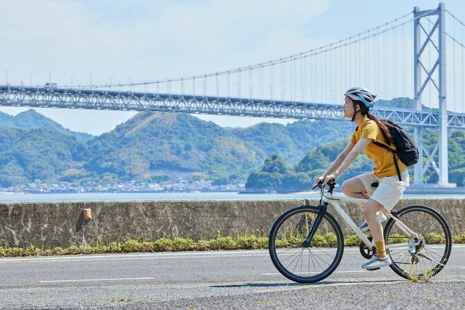 しまなみ海堂でサイクリングを楽しむ日本人女性