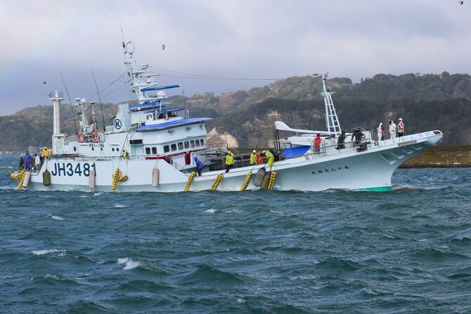 勝浦漁港に入ってくるマグロ漁船