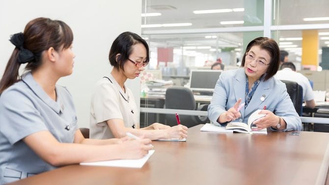 社員と打ち合わせ中の中島さん（右端）