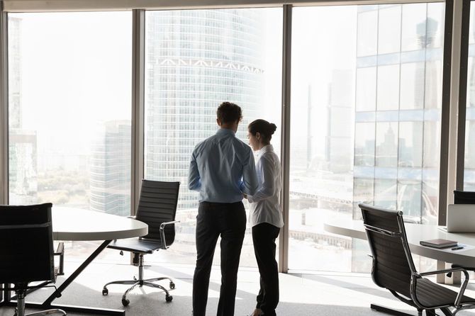 オフィスで同僚同士で話をしている