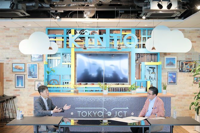 KINTOの小寺信也社長（左）と立教大学ビジネススクールの田中道昭教授（右）