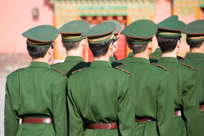 整列した中国軍の兵士たちの後ろ姿
