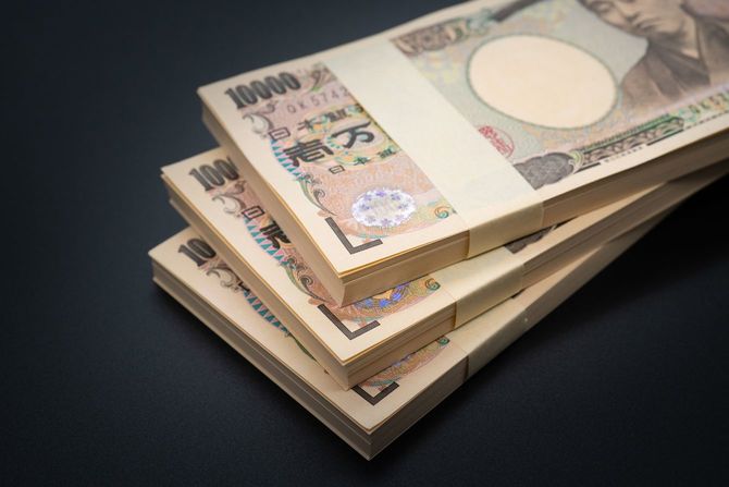 黒い背景に札束