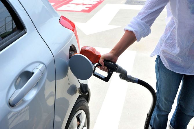 車にガソリンを入れる人