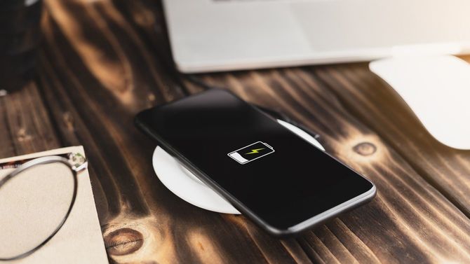 ワイヤレス充電器の上にスマートフォン