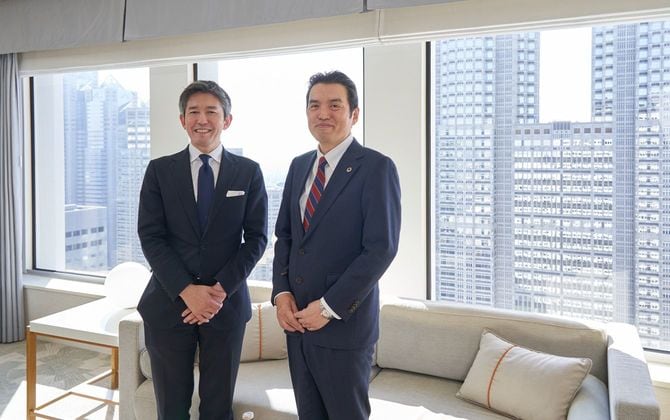 旭酒造の桜井一宏社長(左)と、京王プラザホテルの若林克昌社長