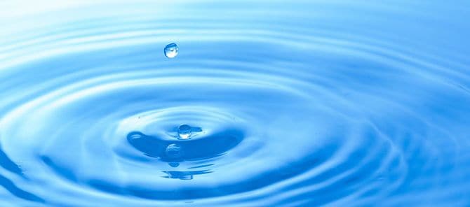 水滴が落ちてできた波紋