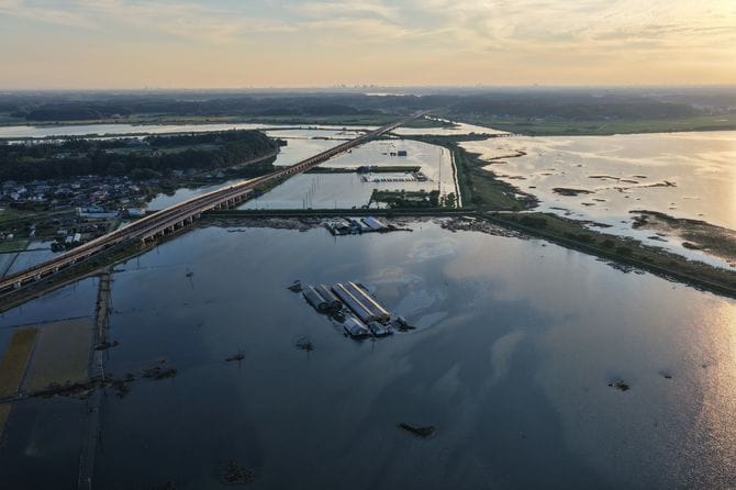 台風25号による大雨で堤防が決壊し、冠水が続く印旛沼周辺
