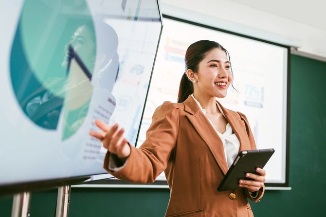 プレゼンしている女性