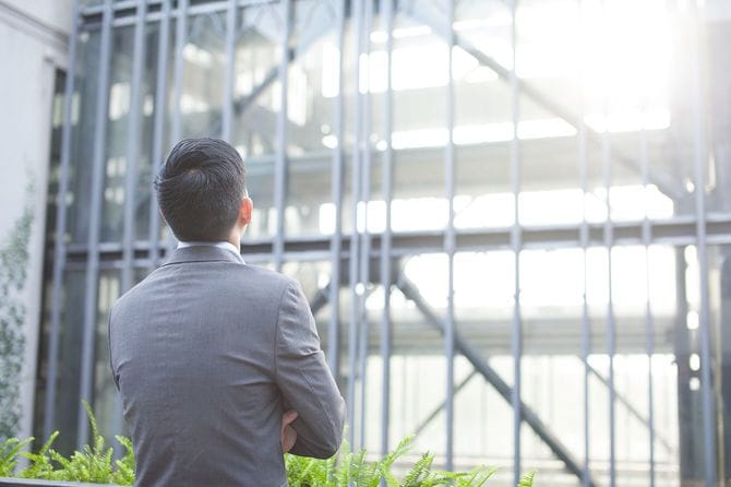 ビジネスマンの後ろ姿