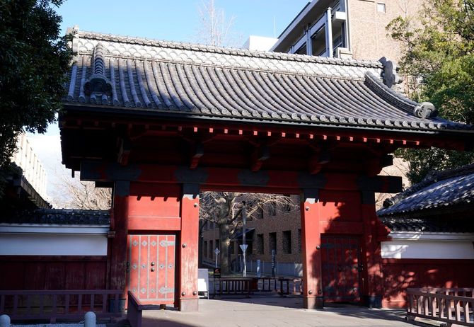 赤門（東京都文京区の東大・本郷キャンパス）＝2020年2月27日