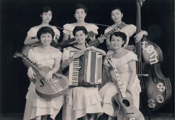 「ウエスタン・ローズ」の一員として活動していたころの山田火砂子さん（前列左）