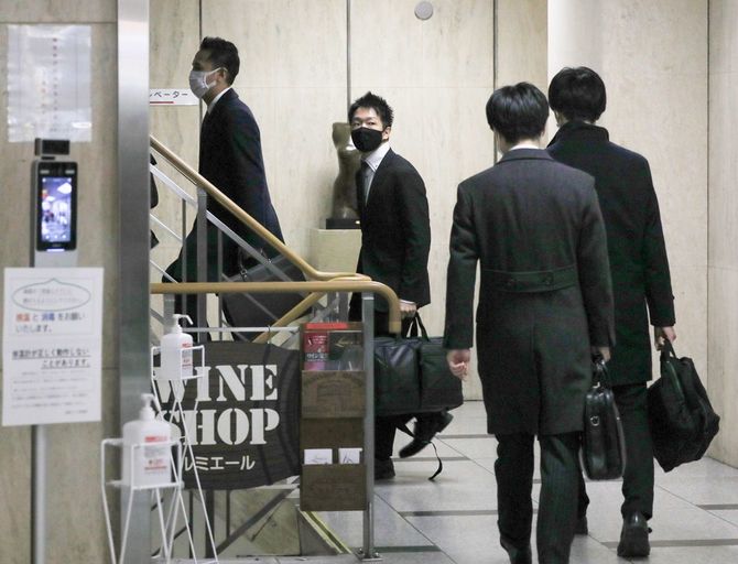 「清和政策研究会」(安倍派)事務所の家宅捜索に向かう東京地検特捜部の係官ら=2023年12月19日午前、東京都千代田区