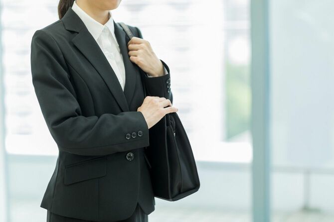 ビジネスバッグを持った若いビジネスウーマン