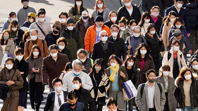 街を行き交うマスク姿の人たち（東京都新宿区＝2021年1月25日）