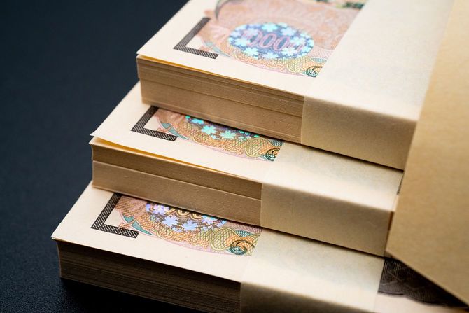 黒い背景にお金の札束