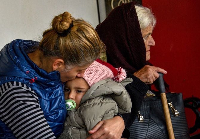 アルメニアの首都エレバンで、ナゴルノ・カラバフ地域へ向かうバスを待つ難民ら（2020年11月17日）