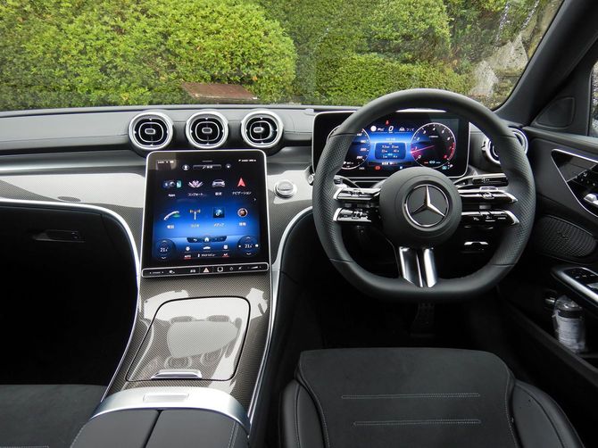 大型の縦型ディスプレイは存在感がある