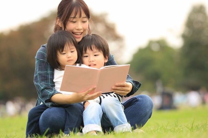本を読む親子