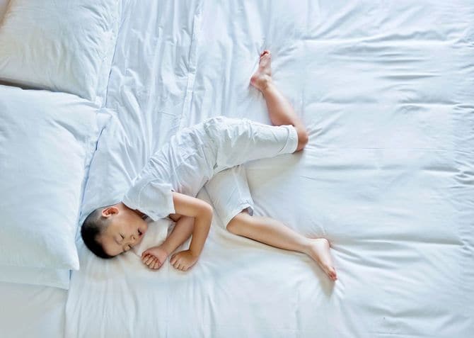 寝ている男の子