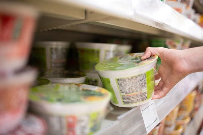 カップラーメンを棚から取る手