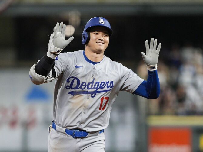 米大リーグ、ロッキーズ戦で54号3ランを放ったドジャース・大谷翔平