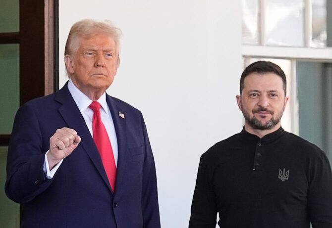 2025年2月28日、米ワシントンのホワイトハウスで会談を前にウクライナのヴォロディミル・ゼレンスキー大統領に挨拶するドナルド・トランプ米大統領。