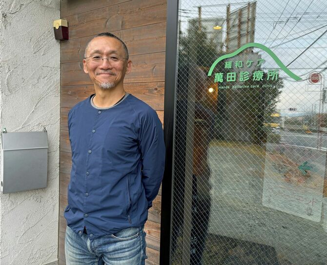 医師の萬田緑平さん、群馬県前橋市の萬田診療所にて