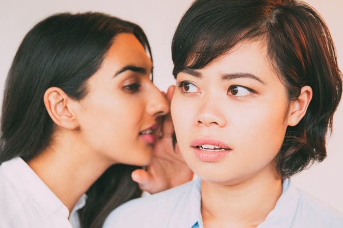 ゴシップを聞いて深刻な若い実業家