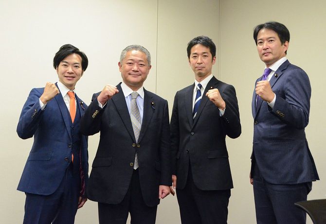 常任役員会終了後写真撮影に応じる、日本維新の会の(左から)音喜多駿政調会長、馬場伸幸共同代表、藤田文武幹事長、柳ケ瀬裕文総務会長=2021年11月30日、東京・永田町の衆院議員会館