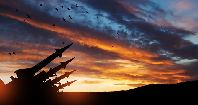 夕焼け空に並ぶ4基のミサイルのシルエット