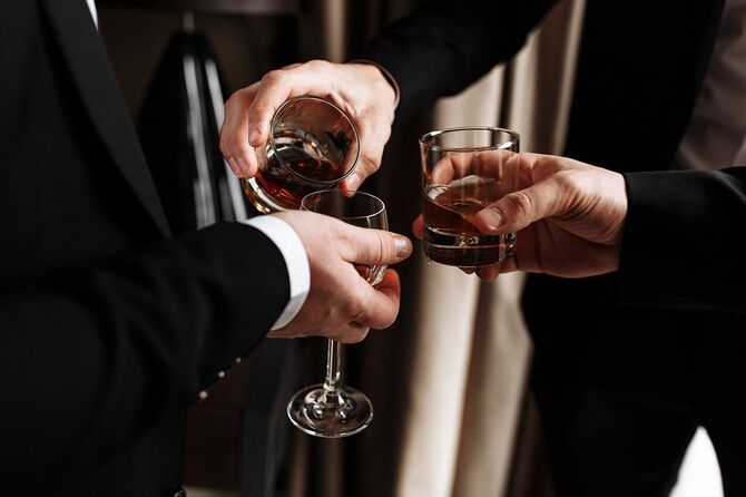パーティー。アルコールの飲み物と手