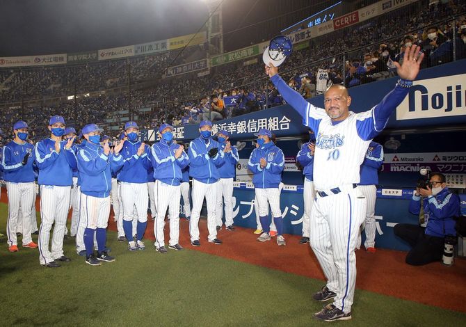 今季限りでの退任が決まり、最終戦後にファンに手を振るDeNAのアレックス・ラミレス監督(右手前)=2020年11月14日、横浜スタジアム