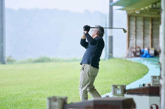 ゴルフをする男性