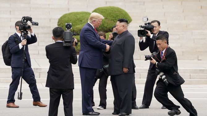 2019年6月30日、ドナルド・トランプ大統領と金正恩朝鮮労働党委員長が南北朝鮮の軍事境界線上にある韓国・板門店にて面会。