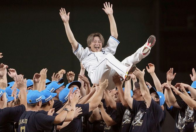 引退試合を終え、ナインに胴上げされる西武・金子侑司=2024年9月15日、ベルーナドーム