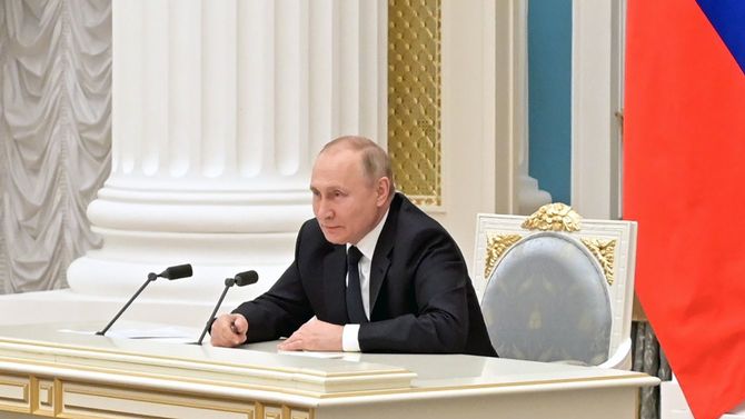 2022年2月24日、ロシア・モスクワのクレムリンで行われたロシア人実業家との会合で議長を務めるロシアのウラジーミル・プーチン大統領。同日未明、プーチン大統領はウクライナに対する特別軍事作戦を開始することを決定したと発表した。