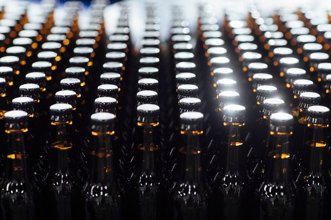 大量のビールのイメージ