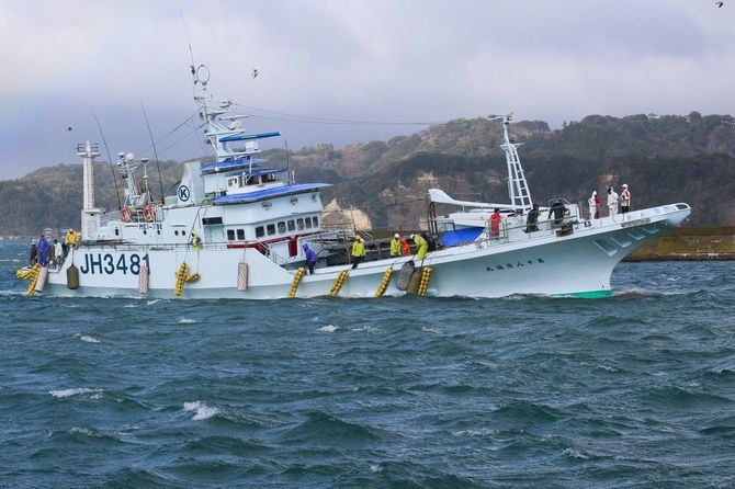 勝浦漁港に入ってくるマグロ漁船