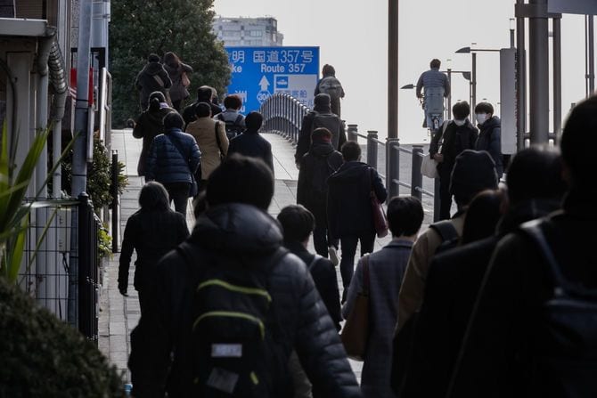 街の通りを歩く人々の群衆