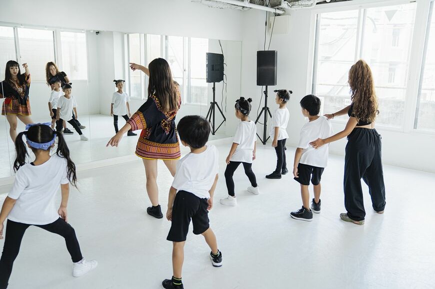 ダンススタジオで子供たちのクラスのレッスン風景