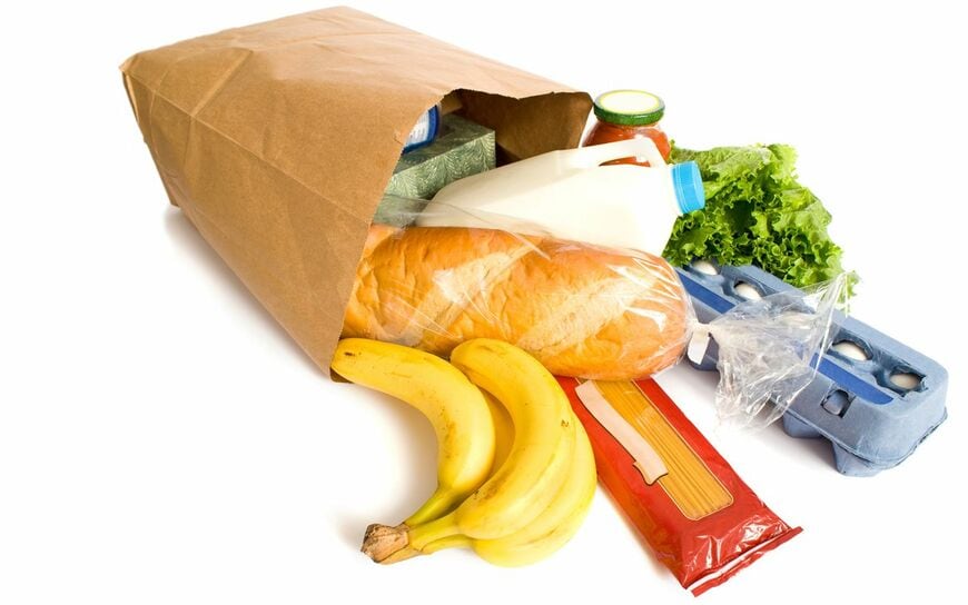 買い物袋からあふれ出す食料品など