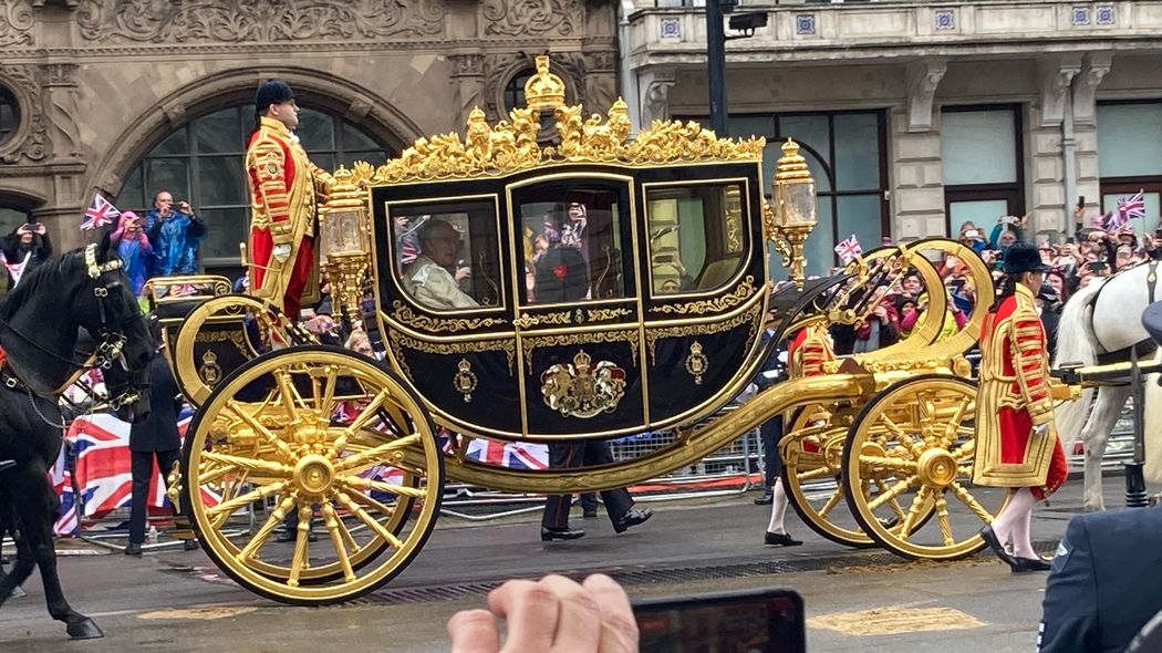 国王は｢中継ぎ投手｣､王妃は｢ダイアナ元妃を死に追いやった人｣…戴冠式で注目された"主役以外"の人物 主役は目立たず､美人政治家や嫁､かわいい孫が注目され庶民大盛り上がり