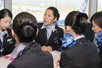 向かいの席に座ったCA同士、爪や口元、襟元、足元を確認し合う。皆、厳しい目つきだ。