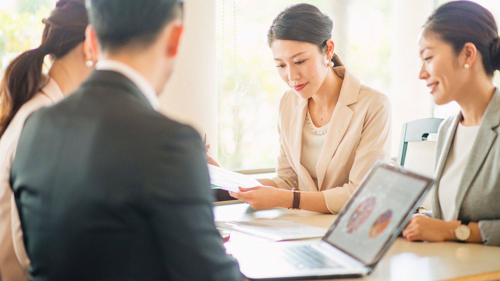 異性の多い職場で働いている人は離婚しやすい 離婚後の職場内再婚率は20％高い