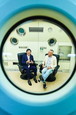 鳥取大学医学部附属病院の原田省病院長（左）とサッカー指導者の李国秀氏（右）